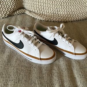 Nike women’s Court legacy 8